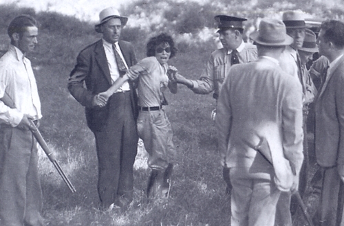 Blanche being captured by law enforcement at Dexfield Park, Iowa. 