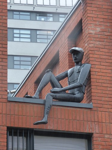 Peaky Blinders statue on Charlotte Street, Birmingham, by the sculptor Paul Margetts.